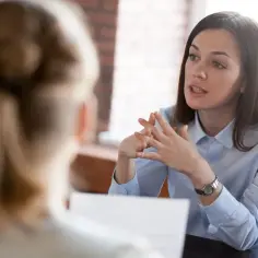Skuteczne rozmowy negocjacyjne - przykłady i dialogi, które musisz poznać