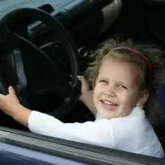 Od ilu lat można jeździć z przodu? Zasady przewozu dzieci w samochodzie